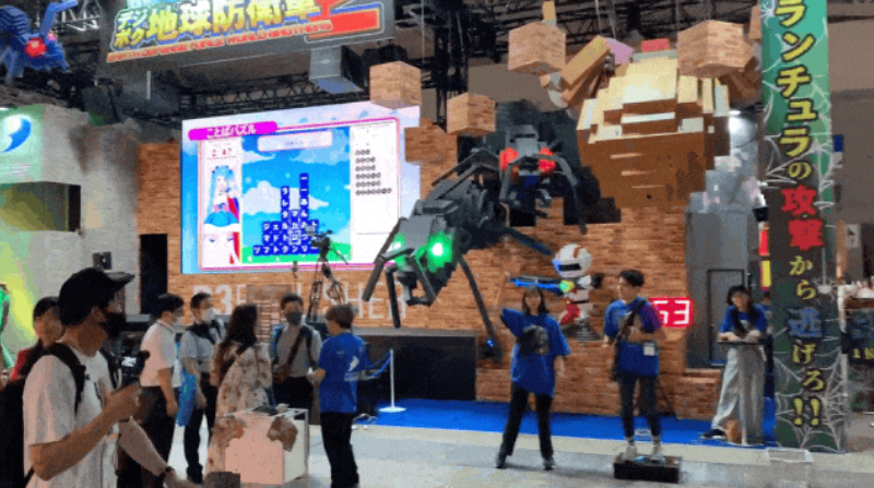 在东京千叶幕张展览馆，中国游戏人潮汹涌