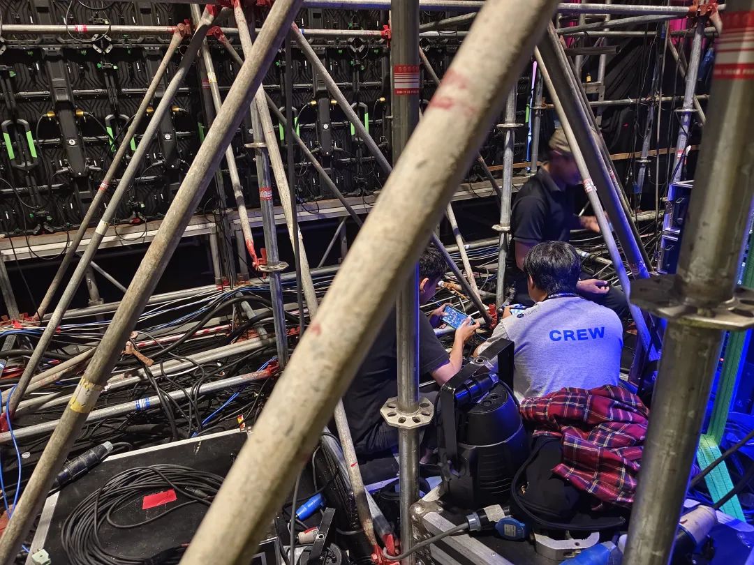 在柬埔寨因中国游戏欢呼的人们