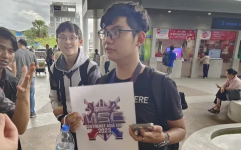 在柬埔寨因中国游戏欢呼的人们