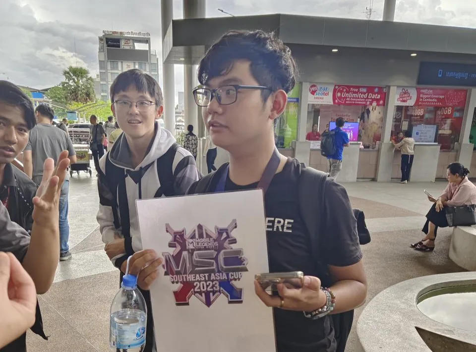 在柬埔寨因中国游戏欢呼的人们