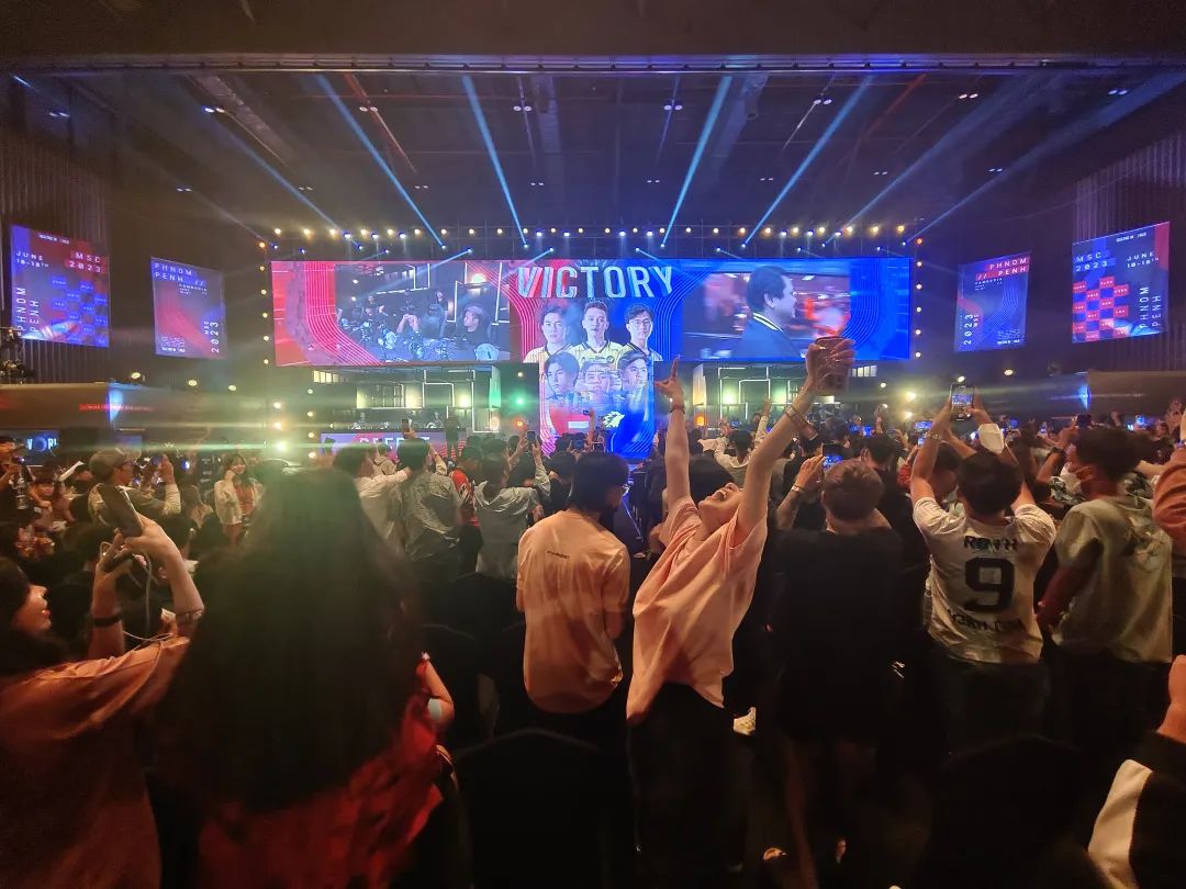 在柬埔寨因中国游戏欢呼的人们