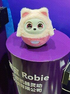 9人团队跨界做AI硬件，比LOVOT更有生命感的国产陪伴机器人出现了？