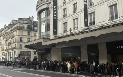 Shein法国首店探访：一边买，一边骂